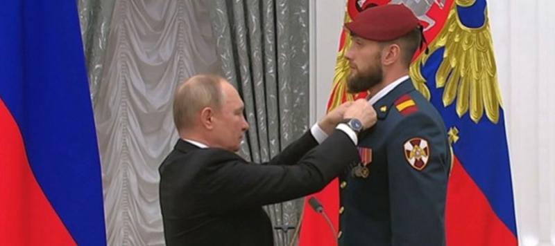 Президент России Владимир Путин вручил государственную награду военнослужащему спецназа Росгвардии