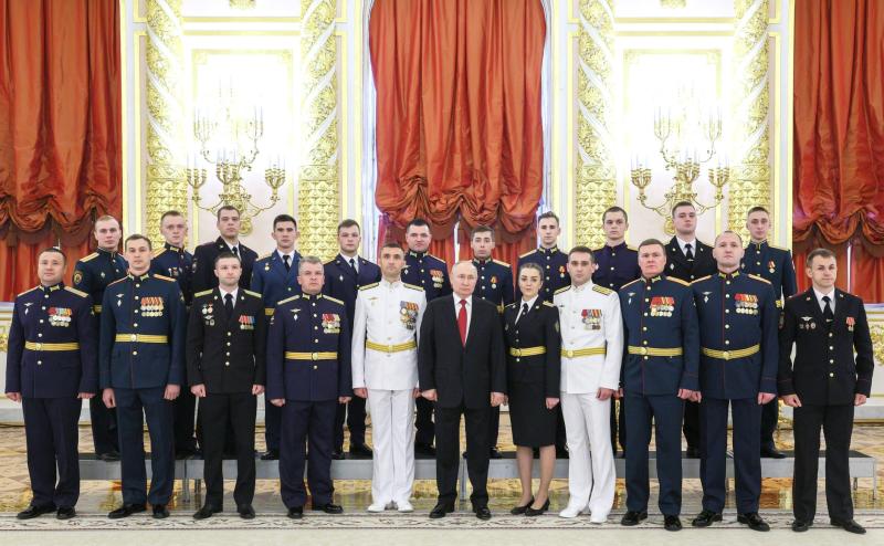 Президент Российской Федерации Владимир Путин в Кремле поздравил выпускников военных вузов с успешным окончанием обучения